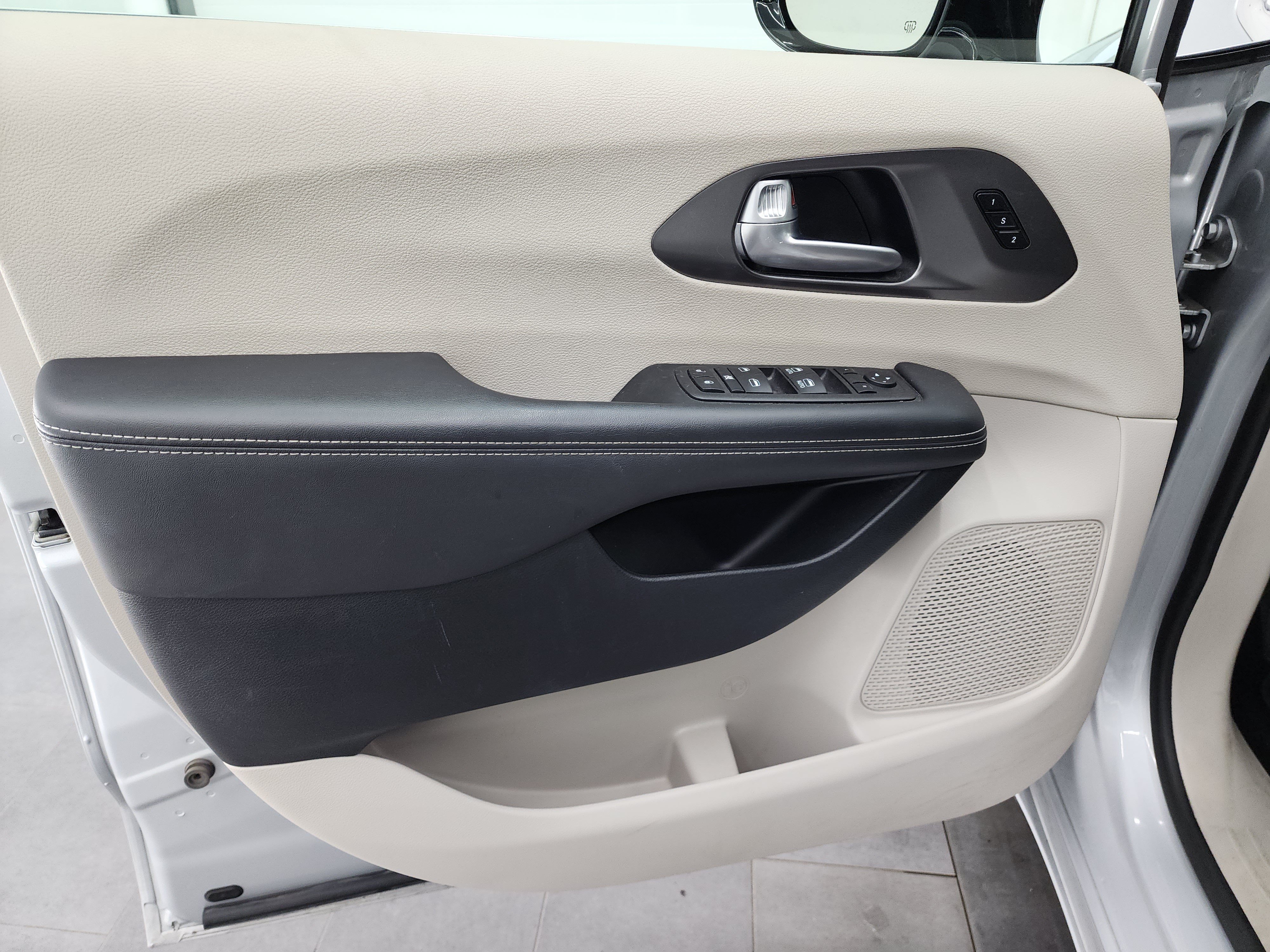 Used 2024 Chrysler Pacifica Touring-L FWD image 38