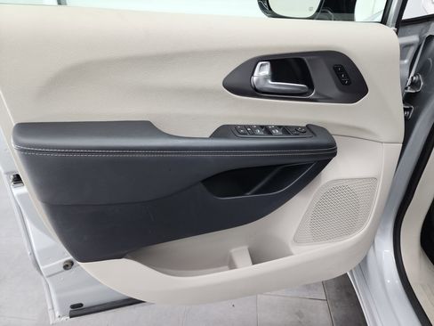 Used 2024 Chrysler Pacifica Touring-L image 38