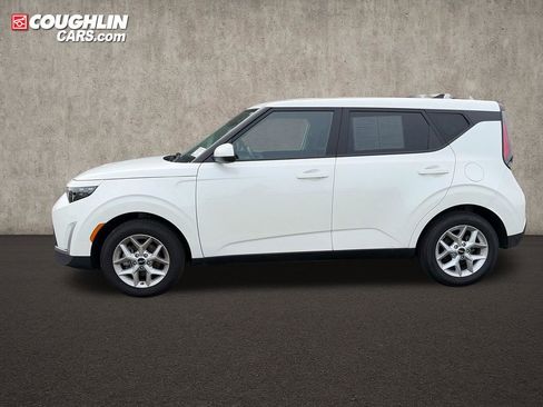 Used 2025 Kia Soul LX FWD image 4