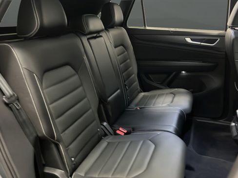 Used 2024 Volkswagen Atlas Cross Sport SEL R-Line AWD/4WD image 25
