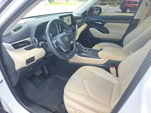 Used 2023 Toyota Highlander XLE FWD image 8