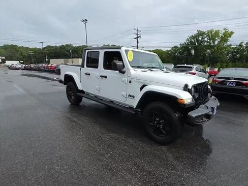 Used 2022 Jeep Gladiator Sport AWD/4WD image 3