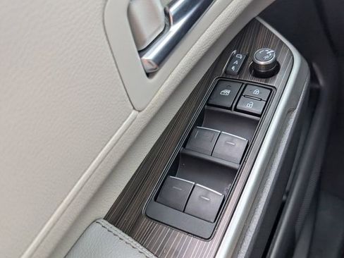 Used 2024 Toyota Sienna Limited image 37