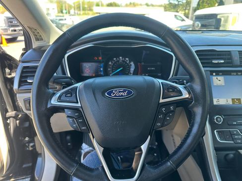 Used 2017 Ford Fusion SE w/ Fusion SE Technology Package image 8
