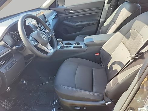 Used 2025 Nissan Altima 2.5 SV image 13