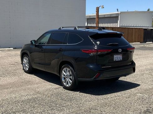 Used 2021 Toyota Highlander Limited FWD image 4