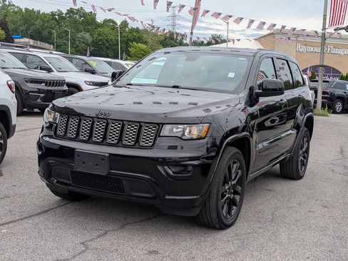 Used 2022 Jeep Grand Cherokee Laredo X AWD/4WD image 1