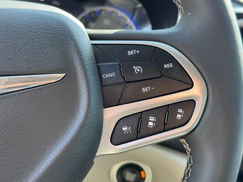 Used 2024 Chrysler Pacifica Touring-L FWD image 19