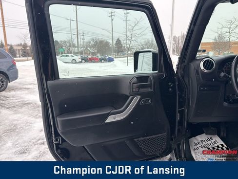 Used 2016 Jeep Wrangler Unlimited Rubicon w/ Connectivity Group image 13