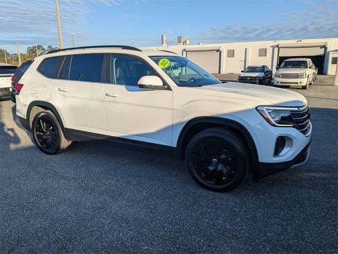 Used 2025 Volkswagen Atlas SE w/ Black Wheel Package image 2