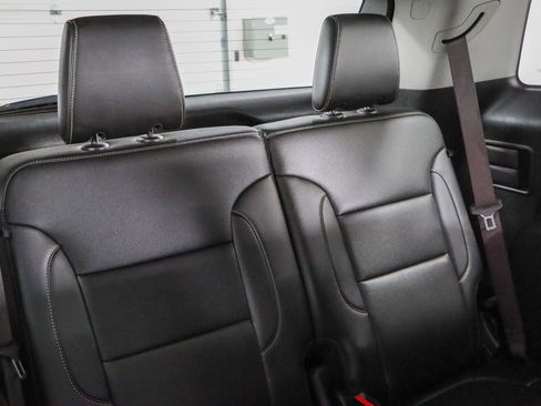 Used 2023 GMC Acadia SLT image 30