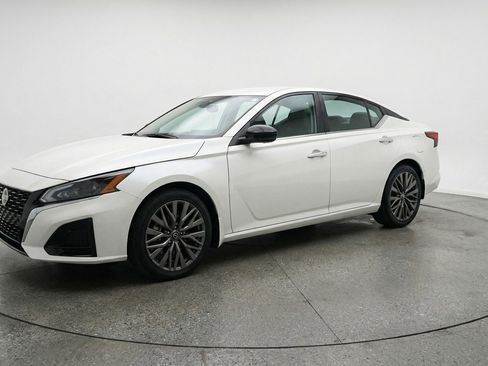 Used 2025 Nissan Altima 2.5 SV image 3