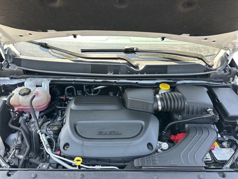 Used 2024 Chrysler Pacifica Touring-L image 17