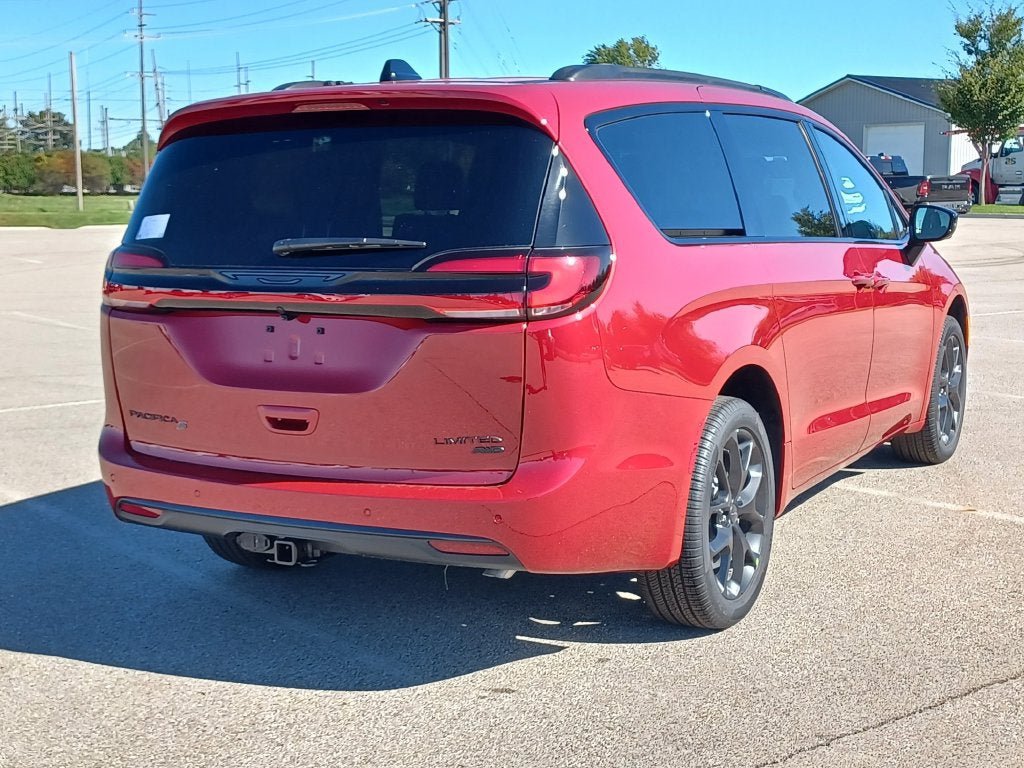New 2027 Chrysler Pacifica Limited w/ Family Tech Group AWD/4WD image 4