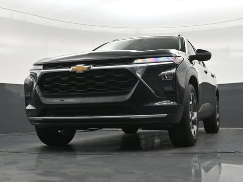 Used 2025 Chevrolet Trax LT FWD image 30