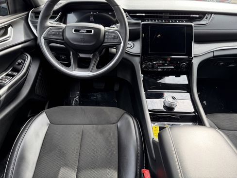 Used 2023 Jeep Grand Cherokee Altitude image 14