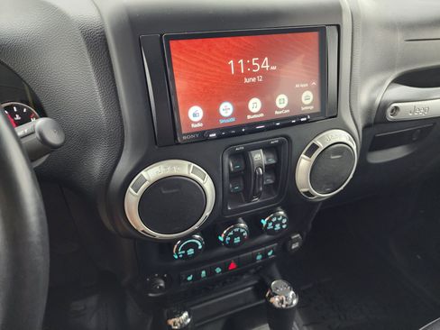 Used 2014 Jeep Wrangler Unlimited Rubicon AWD/4WD image 10