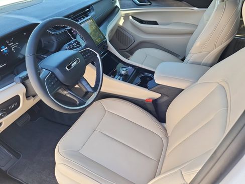 New 2025 Jeep Grand Cherokee Limited w/ Black Appearance Package image 24