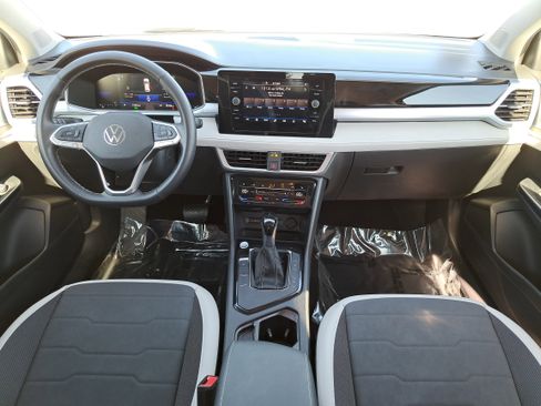 Certified 2025 Volkswagen Taos SE image 9
