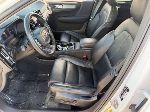 Used 2023 Volvo XC40 B5 Plus AWD/4WD image 5