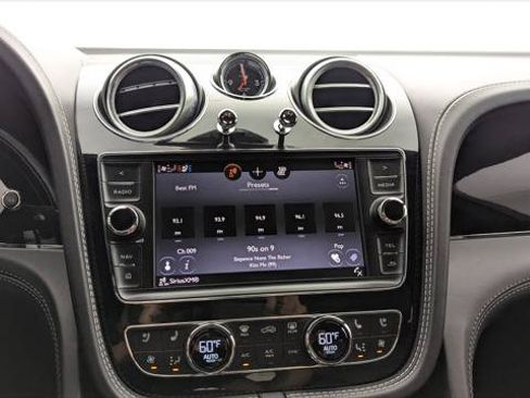 Used 2018 Bentley Bentayga AWD/4WD image 28