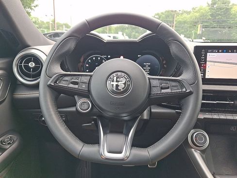 Used 2025 Alfa Romeo Tonale AWD/4WD image 17