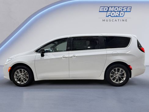 New 2026 Chrysler Pacifica Limited w/ Uconnect Theater Family Group image 2