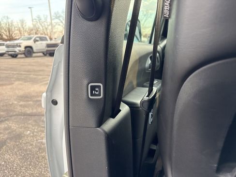 Used 2025 Chrysler Pacifica Limited FWD image 23