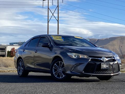 Used 2017 Toyota Camry SE image 3