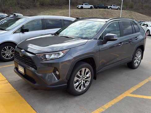 Used 2021 Toyota RAV4 XLE Premium image 3