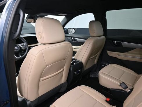 Used 2025 Buick Enclave Preferred FWD image 2