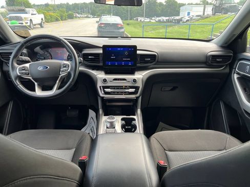 Used 2022 Ford Explorer XLT AWD/4WD image 5