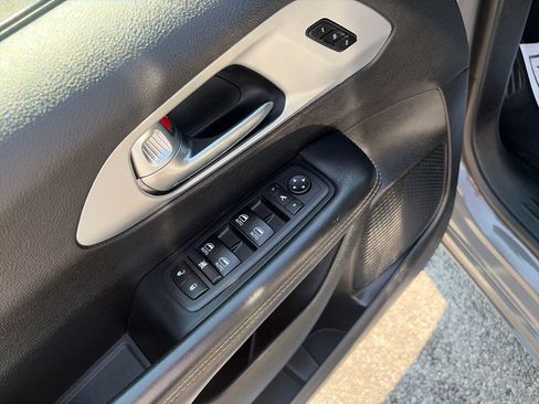 Used 2025 Chrysler Pacifica Limited FWD image 12