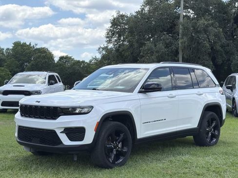 Used 2023 Jeep Grand Cherokee Altitude AWD/4WD image 13
