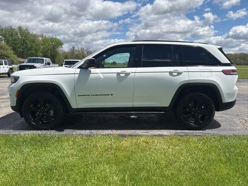 Used 2024 Jeep Grand Cherokee Limited w/ Luxury Tech Group II AWD/4WD image 11