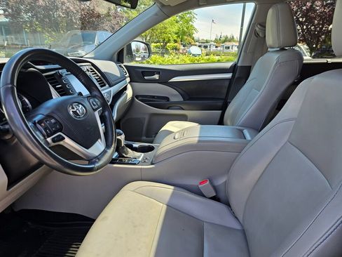Used 2019 Toyota Highlander XLE AWD/4WD image 26