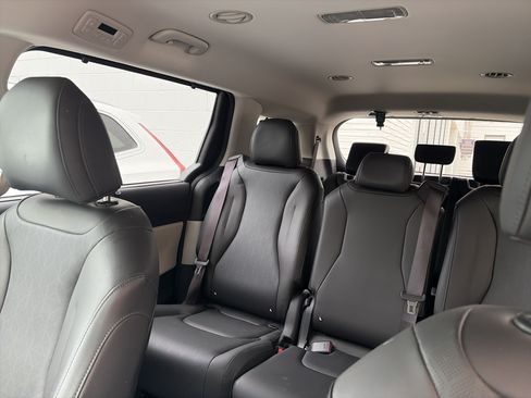 Used 2023 Kia Carnival EX FWD image 4
