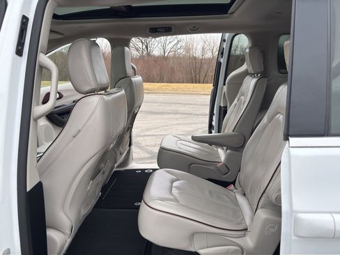 Used 2020 Chrysler Pacifica Limited image 36