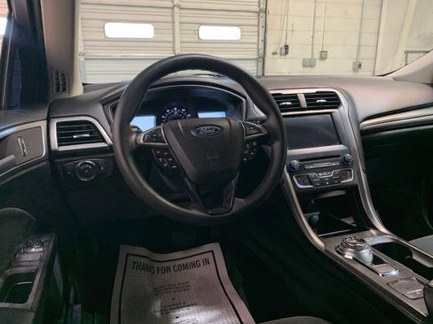 Used 2018 Ford Fusion SE w/ Fusion SE Technology Package image 4