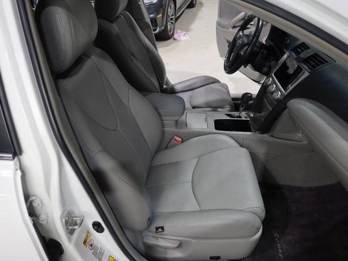 Used 2011 Toyota Camry SE w/ SE Extra-Value Pkg #1 FWD image 13