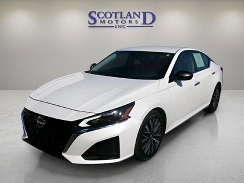 Used 2024 Nissan Altima 2.5 SV FWD image 2