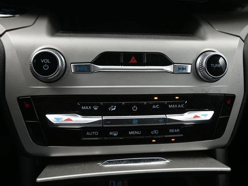 Used 2024 Ford Explorer XLT image 8