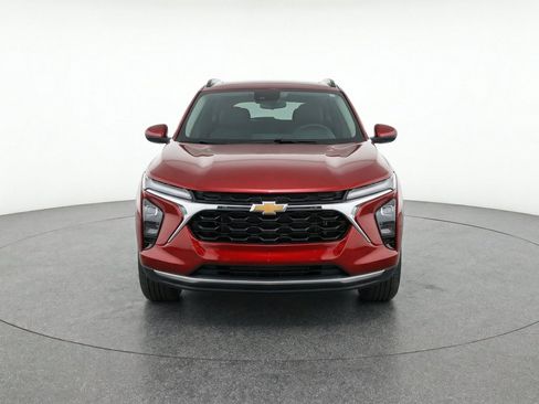 Used 2025 Chevrolet Trax LT FWD image 2