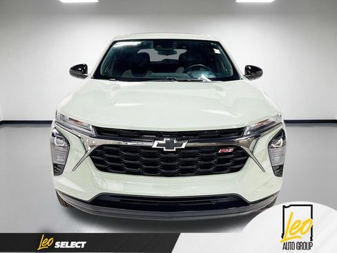 Used 2024 Chevrolet Trax RS w/ Sunroof Package FWD image 2