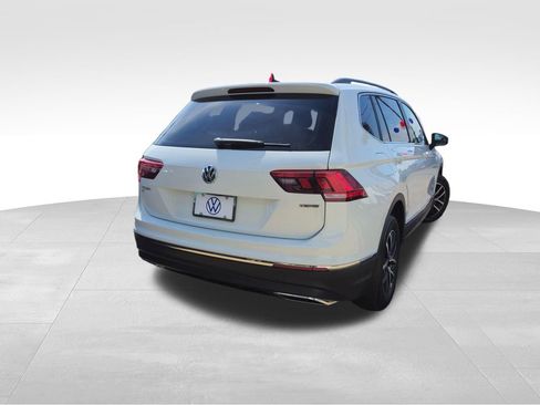 Certified 2021 Volkswagen Tiguan SE w/ Panoramic Sunroof Package AWD/4WD image 4