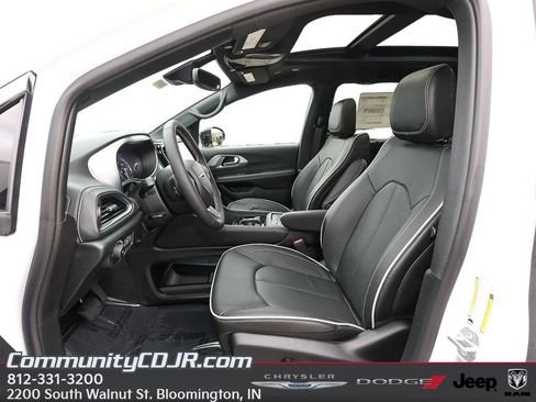 New 2026 Chrysler Pacifica Limited FWD image 11