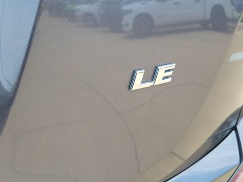 Used 2018 Toyota RAV4 LE FWD image 32