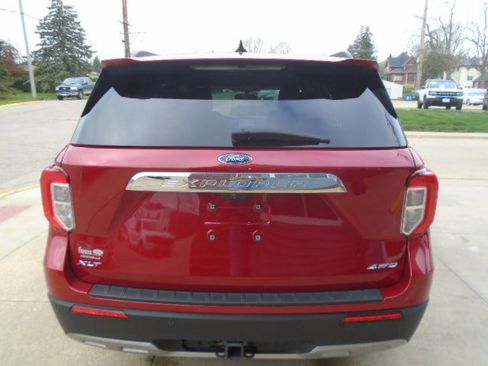 Used 2023 Ford Explorer XLT w/ Equipment Group 202A image 5