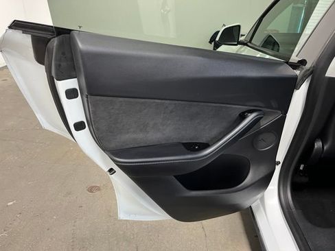 Used 2021 Tesla Model Y Long Range AWD/4WD image 19