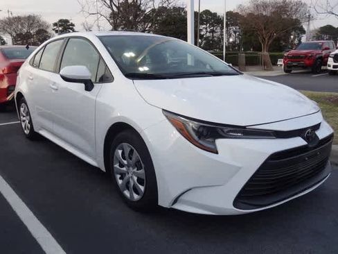 Used 2025 Toyota Corolla LE image 3